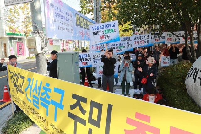 대저대교 건설 촉구 집회 지난 7일 오후 부산 강서구청에서 부산시 대저대교 환경평가서 관련 위원회가 열린 가운데 구청 앞에서 서부산시민협의회 주민들이 대저대교 건설을 촉구하는 집회를 고있다. 위원회에서는 환경단체 측이 주장한 전문위원회의 환경평가서 거짓, 부실검토 사안과 관련해 해명과 반박 의견을 수렴하고 환경단체 측은 날조 정황 증거를 발표했다. 김경현 기자 view@