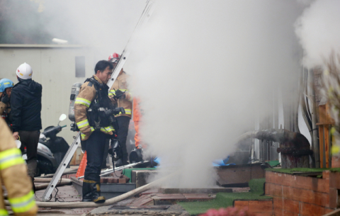 15일 오후 서울 서초구 진흥종합상가에서 불이 나 소방대원들이 화재를 진압하고 있다. 연합뉴스