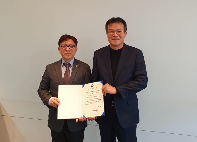 한수원 한강수력본부는 원주지방환경청으로부터 녹색기업 지정서를 받았다(왼쪽부터 이영하 한수원 한강수력본부 춘천수력발전소장, 박연재 원주지방환경청장). 한수원 제공