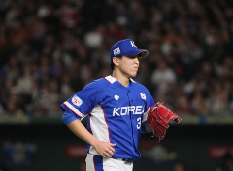 16일 일본 도쿄돔에서 열린 2019 세계야구소프트볼연맹(WBSC) 프리미어12 슈퍼라운드 4차전 한국과 일본의 경기. 3회말 한국 선발투수 이승호가 교체되며 마운드를 내려오고 있다. 연합뉴스