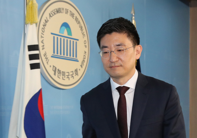 자유한국당 3선 김세연 의원이 17일 오전 총선 불출마 선언 기자회견을 한 뒤 국회 정론관을 나서고 있다. 연합뉴스