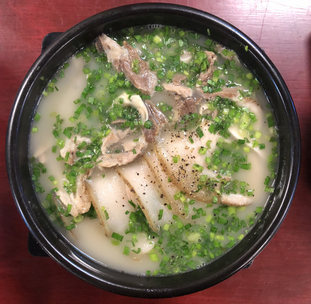 4가지 부위 뼈로 우려낸 뽀얀 국물. 엄용백돼지국밥