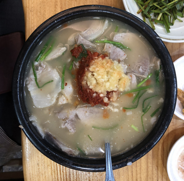 뼈+고기 국물에 간 마늘 양념 듬뿍. 합천일류돼지국밥