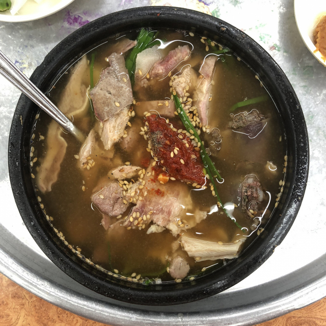 순대 삶은 국물에 뼈+고기 끓인 갈색 국물. 신창국밥