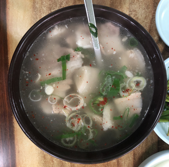 비계째 썬 고기에 고춧가루 동동 맑은 국물. 할매국밥