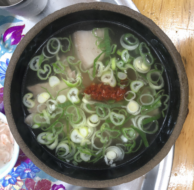 송송 썬 파를 듬뿍 띄운 투명한 국물. 합천국밥집
