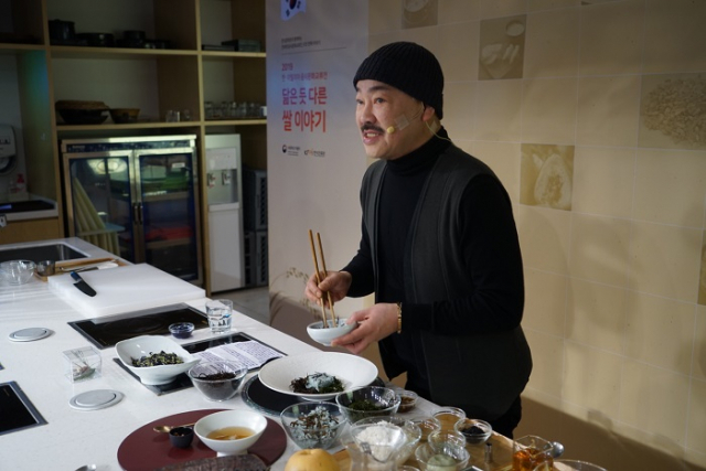 19일 열린 한-이탈리아 음식문화 교류전에서 이종국 요리사가 쌀을 이용한 한식을 만들며 설명하고 있다. 농식품부 제공