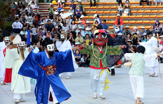 동래야류와 수영야류는 기층문화나 대중문화가 발달한 부산의 예술미를 대표한다. 사진은 동래야류. 부산일보 DB