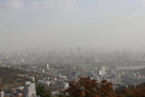 서울시가 오후 1시 기준으로 미세먼지 주의보를 발령한 18일 오후 서울 남산에서 바라본 하늘. 연합뉴스