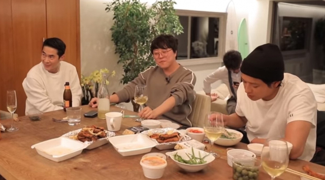 배우 강동원(오른쪽)이 미국 LA 식당에서 포장해 온 돼지국밥을 먹는 모습. 유튜브 영상 캡처