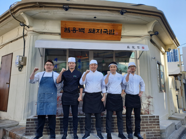 엄용백돼지국밥의 엄수용(가운데) 사장과 부산 젊은 셰프 모임 동료들. 엄용백돼지국밥 제공
