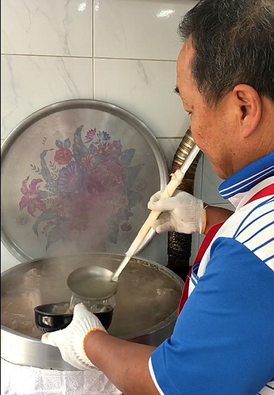 합천국밥집 천병철 사장의 토렴 작업. 최혜규 기자