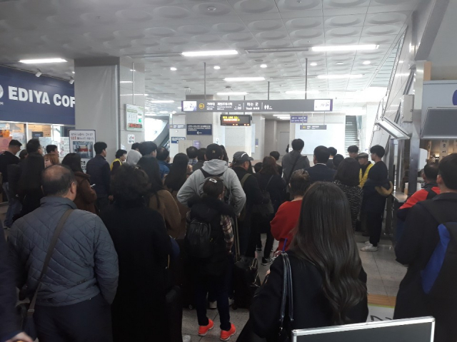 김해경전철 운행이 중단된 직후인 23일 오후 1시 40분께 사상역에서 개찰구를 막자 이용객들이 운행재개를 기다리며 모여 있는 모습. 곽진석 기자