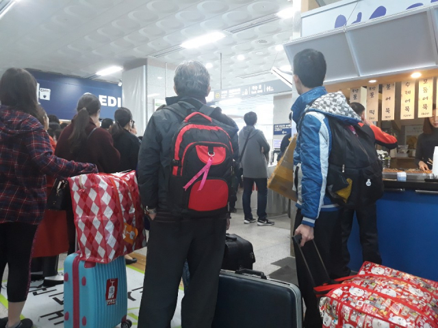 김해경전철 운행이 중단된 직후인 23일 오후 1시 40분께 사상역에서 개찰구를 막자 이용객들이 운행재개를 기다리며 모여 있는 모습. 곽진석 기자