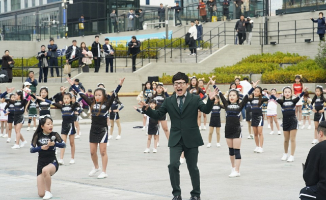 24일 오후 부산역 광장에서 100여 명의 어린이 치어리더가 BAP 슈팅스타 플래시몹을 펼쳤다.