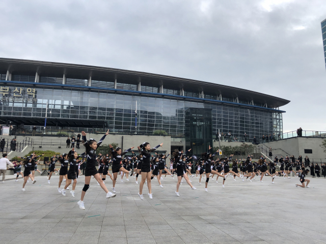 24일 오후 부산역 광장에서 100여 명의 어린이 치어리더가 BAP 슈팅스타 플래시몹을 펼쳤다.