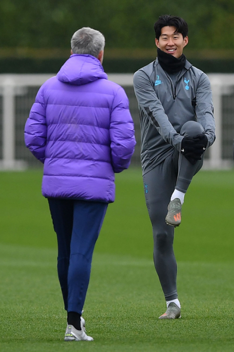 토트넘 손흥민(오른쪽)이 챔피언스리그 조별경기 5차전을 앞둔 훈련서 무리뉴 감독과 대화하고 있다. AFP연합뉴스.