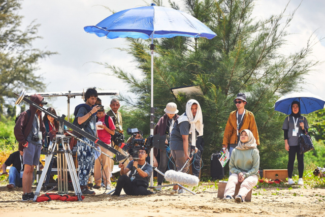 FLY 2019에 참가한 한·아세안 차세대 영화인이 브루나이에서 단편영화 ‘Gelombang’을 함께 촬영하고 있다. 부산영상위원회제공