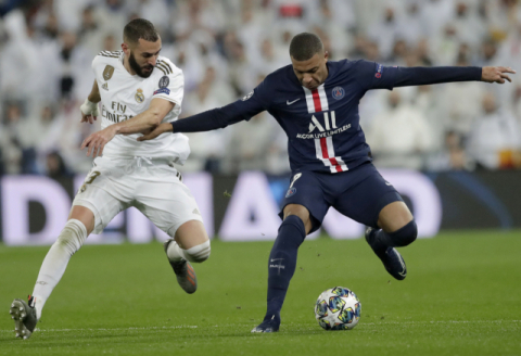 경합하는 레알 마드리드 벤제마와 PSG 음바페. AP연합뉴스.