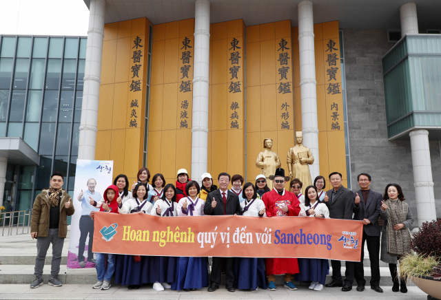 28일 산청동의보감촌을 찾은 베트남 단체관광객들이 환영 나온 이재근 산청군수와 기념 사진을 찍었다. 산청군 제공