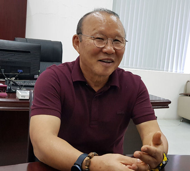 박항서 베트남 축구 대표팀 감독이 20일 베트남 축구협회 사무실에서 기자들과 만나 지난 2년간 베트남 축구 대표팀을 이끈 소회와 향후 계획을 밝히고 있다. 연합뉴스