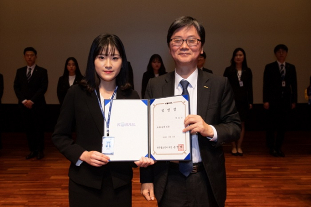 손병석 한국철도 사장(오른쪽)이 29일 대전 본사에서 하반기 공개채용으로 입사한 신입사원에게 임명장을 수여하고 기념촬영을 하고 있다.