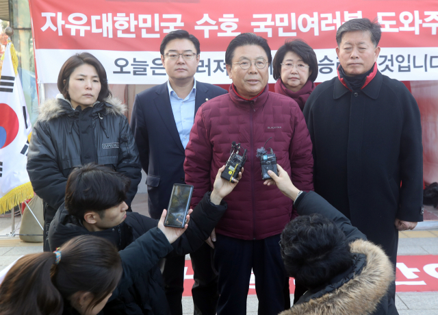 자유한국당 박맹우 사무총장이 30일 오전 청와대 앞에서 단식 중인 정미경·신보라 최고위원에게 '황교안 대표의 단식 중단 요청'을 전달한 뒤 취재진과 만나고 있다. 연합뉴스