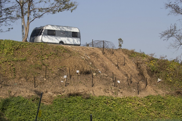 경기도 연천군 임진강변에 아프리카돼지열병(ASF) 확산 방지와 야생멧돼지 이동을 막기 위한 철조망이 설치되어 있다. 연합뉴스