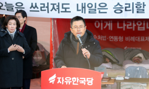 단식투쟁을 했던 자유한국당 황교안 대표가 2일 청와대 사랑채 투쟁천막 앞에서 열린 최고위원회의에서 발언하고 있다. 연합뉴스