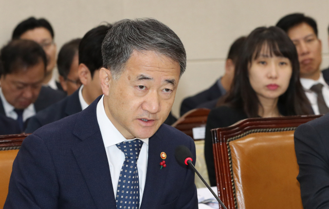 박능후 보건복지부 장관이 2일 오전 서울 여의도 국회에서 열린 보건복지위 전체회의에서 의원 질의에 답변하고 있다. 연합뉴스