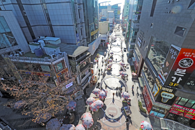 최근 일본인 관광객의 발길이 갑자기 뜸해지면서 평소 일본인 관광객이 많이 찾는 부산 중구 남포동 비프광장이 한산한 모습을 보이고 있다. 이 같은 현상은 자갈치시장 등 부산의 다른 지역도 마찬가지다. 김경현 기자 view@