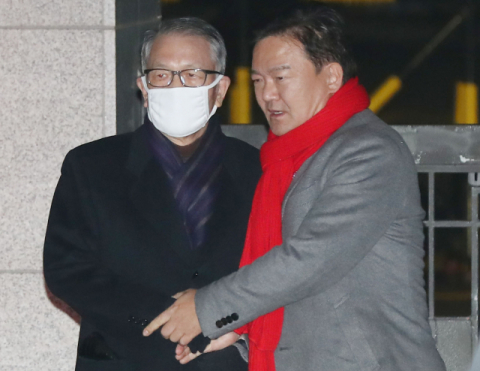 \구속기간 만료로 석방된 김기춘 전 대통령 비서실장(왼쪽)이 4일 서울 송파구 동부구치소를 나선 뒤 마중 나온 자유한국당 민경욱 의원의 손을 잡고 차량으로 향하고 있다. 연합뉴스.