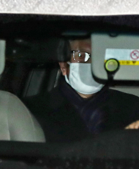 구속기간 만료로 석방된 김기춘 전 대통령 비서실장이 4일 서울 송파구 동부구치소를 나선 뒤 차량에 탑승해 있다. 연합뉴스.