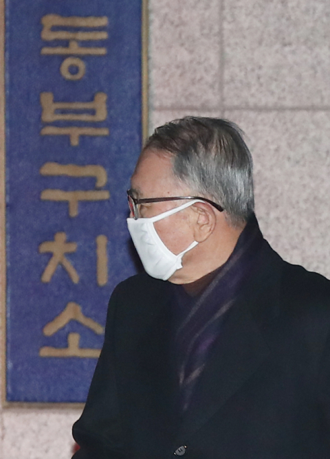 구속기간 만료로 석방된 김기춘 전 대통령 비서실장이 4일 서울 송파구 동부구치소를 나선 뒤 차량으로 향하고 있다. 연합뉴스.