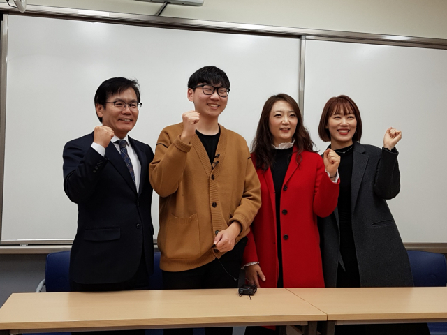 송영준 군이 어려울 때 항상 격려해준 1,2학년 담임 서향미 선생님(오른쪽에서 두번째).백남경 기자