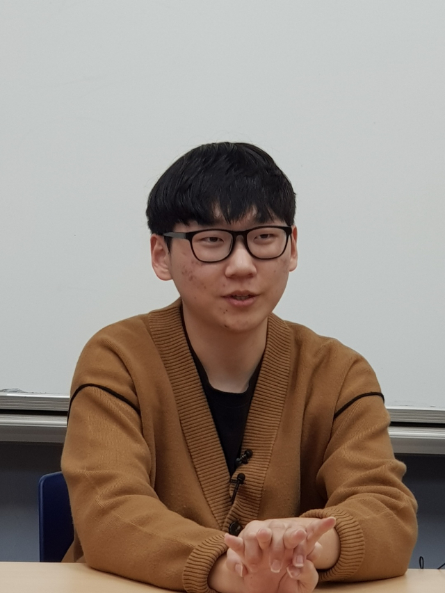 기자들의 질문에 답변하는 송영준 군.백남경 기자