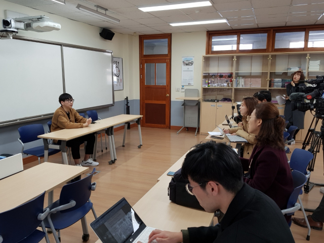 송영준 군에 대한 뜨거운 취재열기. 백남경 기자