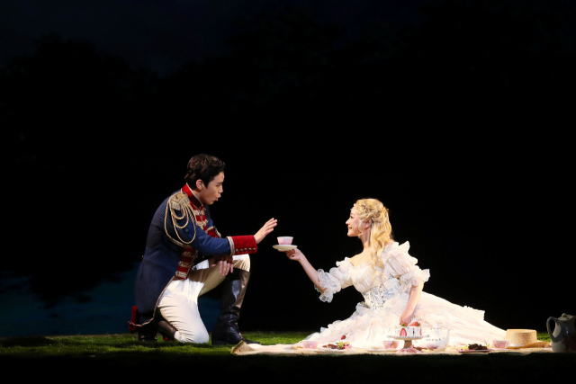 ‘뮤지컬 부부’ 김소현 손준호가 ‘2019 윈터 뮤지컬 콘서트’로 부산을 찾는다. 뮤지컬 ‘마리 앙투아네트’ 무대에 선 김소현(오른쪽), 손준호. 연합뉴스