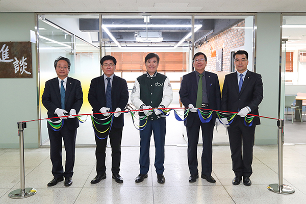 지난 5일 동아대 승학캠퍼스 학생회관 3층 ‘진로개발센터 및 진로카페 개소식’에서 참석자들이 테이프커팅을 하고 있다. 왼쪽부터 이상진 건설관리본부장, 이재열 산학부총장, 한석정 총장, 김동규 교학부총장, 조규판 교육혁신원장. 동아대학교 제공