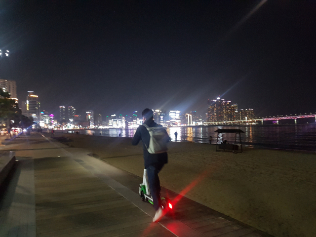 부산 광안리해수욕장 주변 인도에서 전동킥보드를 이용하는 모습. 부산일보 DB