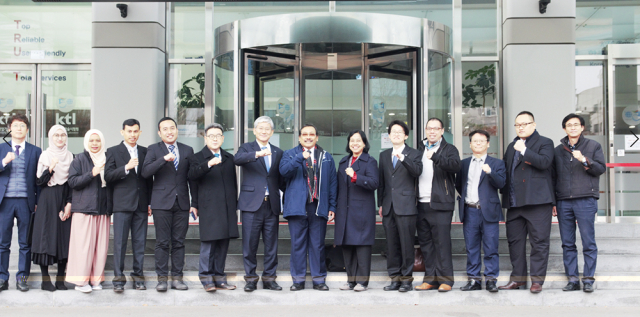 업무협약식 현장. 왼쪽 4번째 KTL 정동희 원장, 5번째 BSN 밤방 프라스티야(Bambang Prasetya) 회장. KTL 제공