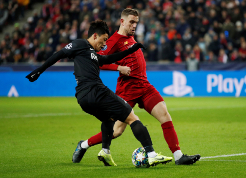 개인기로 헨더슨 제치는 황희찬. 로이터연합뉴스.