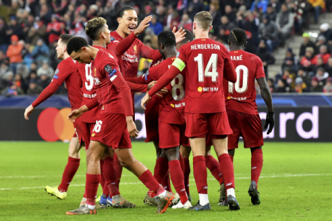 케이타(가운데)가 리버풀 동료들과 함께 득점을 기뻐하고 있다. AP연합뉴스.