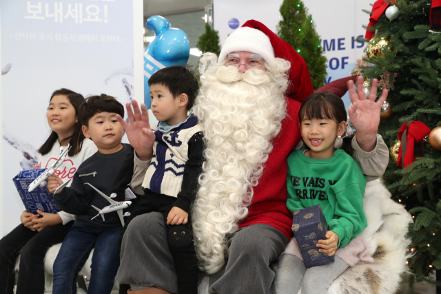 12일 부산을 처음 찾은 핀란드 공식 산타클로스가 김해국제공항 1층 입국장에서 어린이들과 함께 사진 촬영을 하고 있다. 산타클로스의 공식 항공사인 핀에어는 내년 3월 30일부터 부산-헬싱키 직항 항공편을 주 3회 운항할 예정이다. 정대현 기자 jhyun@