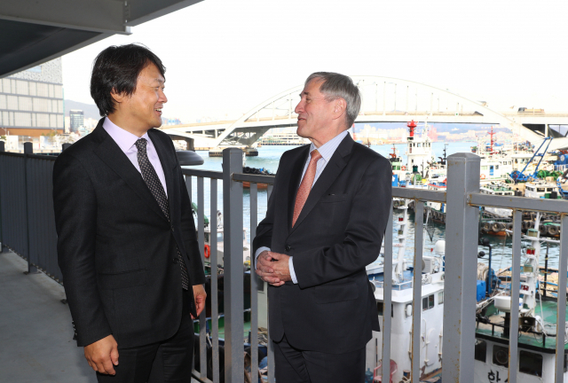 13일 부산 영도구 부산관광기업지원센터에서 에로 수오미넨 주한 핀란드 대사와 정희준 부산관광공사 사장이 영도 바닷가를 배경으로 핀에어 직항노선 취항이 갖는 의의에 대해 이야기를 나누고 있다. 정종회 기자 jjh@