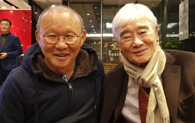 지난 16일 오후 9시께 경남 통영의 한 커피전문점에서 만난 박항서 베트남 축구국가대표팀 감독(왼쪽)과 김호 전 대한민국 축구 국가대표팀 감독. 박 감독은 김 전 감독을 거스 히딩크 전 감독과 함께 자신의 지도자 인생에 가장 큰 영향을 준 인물로 손꼽는다. 김민진 기자