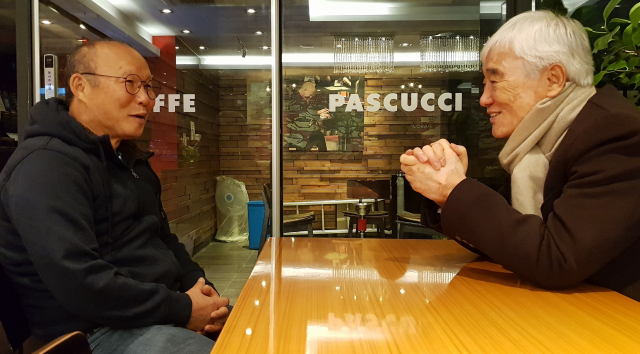 지난 16일 경남 통영의 한 커피전문점에서 만난 박항서 베트남 축구 국가대표팀 감독과 김호 전 대한민국 축구 국가대표팀 감독이 못다한 이야기를 나누고 있다. 김민진 기자