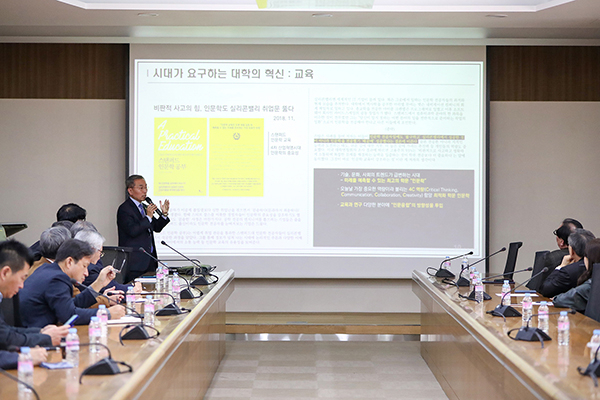 동아대 미래전략위원회 초청 특강에서 김우승 한양대 총장이 강연하고 있다. 동아대학교 제공.