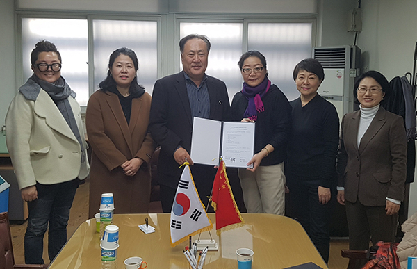 오세경(왼쪽에서 세 번째) 동아대 디자인환경대학장과 패션디자인학과 교수들이 장펑(왼쪽에서 네 번째) 북경공업대학 의상디자인학원 주임(학과장) 등 방문단과 협약기념 촬영을 하고 있다. 동아대학교 제공.