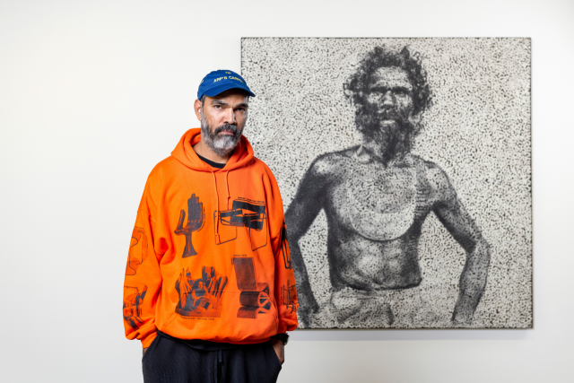 호주 원주민 출신 작가 다니엘 보이드가 역사 속 실존 인물인 샌디 왕의 이미지를 차용한 작품 ‘Untitled(YMKSMRWAKP)’ 앞에 서 있다. 국제갤러리 제공